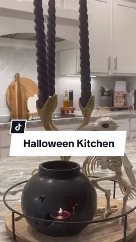 Halloween Kitchen Island Decor #halloweendecor #spookyseason #indoorhalloweendecor #halloweenhomedecor2023 #kitchenhalloweendecor #kitchenhalloween #easyhalloweendecor #happyhalloween #halloweenkitchendecor #homedecorideas #halloweendecorideas #halloweendecorinspo #homedecor #kitchenislanddecor 