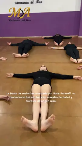 beneficios de la barra en el suelo: Postura: inspirada en la danza clásica, corrige malas posturas: espalda recta, barriga hundida, cabeza libre, ¡saldrás con porte de bailarina de verdad! Flexibilidad: la barra en el suelo trabaja las aberturas, y en particular mejora el exterior para los bailarines. Los movimientos realizados suavizan las articulaciones y es posible un progreso rápido, Tonicidad: reafirma todo el cuerpo trabajando los abdominales, piernas, glúteos e incluso brazos. Tu silueta se afinará y tonificará, Respiración: aprenderás a controlar tu respiración para que acompañe tus movimientos y así puedas llegar más lejos, Relajación: sueles salir relajado de una clase de bar en el suelo. La música suave y los estiramientos le permiten volver a concentrarse en sí mismo después de un día de trabajo.   #barraterre #ballet #danzaclassica #entrenamientoballet #bailarines #dance 