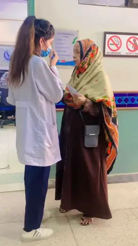 A rendom video made by my friend😅but i loved it😫this old lady patient was so loving🫀her prayers made me feel so blessed Alhamdolillah🥺♥️#drsaniaali👑 
