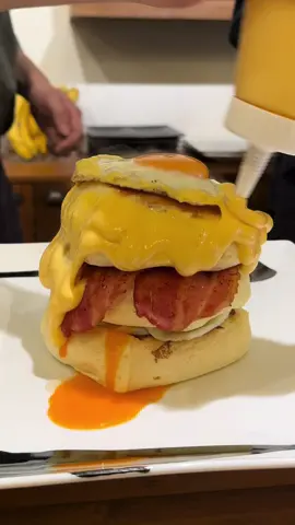 浅草にある目の前で調理してくれるパンケーキ屋さん！ベーコンと目玉焼きが乗った食事系のパンケーキはあまじょっぱい味わいで最高！ 「紅鶴」 📍東京都台東区西浅草2-1-11  (2-1-11 Nishi Asakusa, Taito-ku, Tokyo ) #japanesefood #japanfood #japan #tiktokfood #東京グルメ