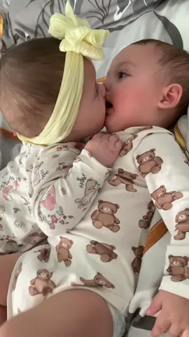#baby #albaniangirl #albanianboy #brotherandsisterlove #albaniantwins #twinslove #twinslaughing #babylaughing #twins #twinsoftiktok #babylove #twinslove #twinspower #twinsbaby #twinsplaying #twinswalking 