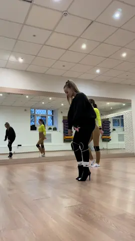 Inst : sky_halldance#харків #танці #вправи #dance #highheels #stretching #мотиваціядлясебе #мотиваціяукраїнською #мотиваціяукраїнською 