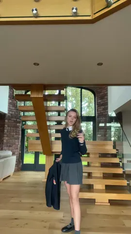 Oigo truenos si no estas ⚡️ #fyp #foryoupage #trend #trending #4u #viral #foru #getmefamous #outfitstyling #navy #backtosch #ukschool #uniform #itgirl #espanol #spanish #sinoestas #musica 