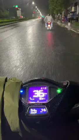 Người cô đơn thì thích hoà mình vào cơn mưa chạy xe dưới trời mưa #xuhuong #hue 