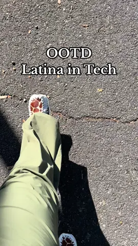 I was extremely excited to wear my @Nike Footscape Woven. #latinaintech #backtoofficelife #corporatelatina #fyp #latinafashionblogger #nike #footscapewoven 