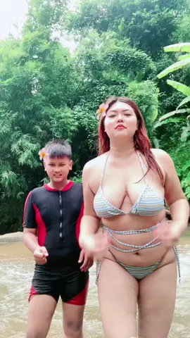 น้องบอกอยากเล่นเพลงนี้ #เชียงใหม่ #เอลิซแชแนล #alizamaeye #alizchannel #สาวอวบ 