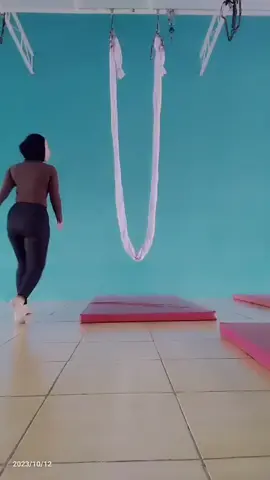 #yogaflying #yogastretch #yogaaerial #yogagirl #yogapose #olahragasehat #olahragaekstrim