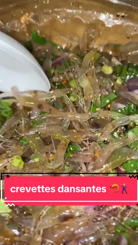 Les “crevettes dansantes” en Thaïlande font référence à une préparation de crevettes qui sont servies encore vivantes et semblent danser lorsqu’elles sont consommées en raison de leur réaction aux épices utilisées. C’est souvent un plat de fruits de mer épicé et délicieux. Voici une version simplifiée de la recette : Ingrédients : 	•	Crevettes fraîches (généralement de taille moyenne à grande) 	•	Pâte de curry rouge thaïlandaise 	•	Huile de cuisson 	•	Ail haché 	•	Piment rouge frais (facultatif, pour plus de chaleur) 	•	Basilic thaïlandais (ou basilic thaï, mais la variété commune convient aussi) 	•	Sauce soja 	•	Sauce au poisson 	•	Sucre 	•	Eau    	1.	#CuisineThaïlandaise 	2.	#CrevettesDansantes 	3.	#FruitsDeMer 	4.	#Épicé 	5.	#RecetteThaï 	6.	#Gastronomie 	7.	#ThaiFood 	8.	#SaveursAsiatiques 	9.	#CuisineExotique 	 	#CuisineThaïlandaise 	#CrevettesDansantes 	#FruitsDeMer 	#Épicé 	#RecetteThaï #Gastronomie 	#ThaiFood 	#SaveursAsiatiques 	#CuisineExotique 	#CuisineMaison