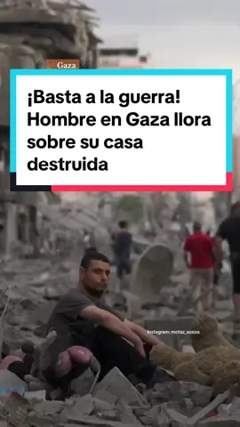 #guerraisrael Un hombre se sienta sobre los escombros de lo que fue su casa y tienda, después de perderlo todo en los ataques. #perdida #ataques #destruccion #gaza #guerra #bastaalaguerra #escombros #adn40 