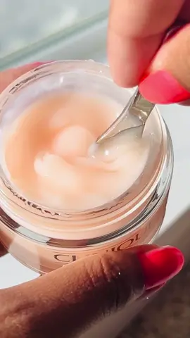 The @Clinique Moisture Surge 100H Auto-Replenishing Hydrator is an oil-free, gel-based moisturizer designed to deeply hydrate the skin for up to 100 hours. It’s suitable for various skin types, from very dry to oily, and offers several benefits: 🧡 Hydration in 3 seconds: This moisturizer provides immediate soothing hydration to the skin. 🧡 Lasts 100 hours: It offers long-lasting hydration to combat the effects of daily dehydrating factors like weather, pollution, sun exposure, mask-wearing, and more. 🧡 Antioxidant protection: The formula includes a blend of vitamins C and E to help protect the skin against these dehydrating factors. 🧡 Aloe Bioferment + HA Complex: This complex combines aloe bioferment and hyaluronic acid to attract and retain moisture in the skin. 🧡 Auto-Replenishing Technology: It uses activated aloe water and caffeine to trigger the skin’s rehydration system. Did you try this yet? 🧡✨ * purchased  #clinique #cliniquemoisturesurge #cliniqueskincare #cliniquemoisturizer #cliniquemoisturesurge100h #fragrancefree #parabenfree #oilfree #hyaluronicacid