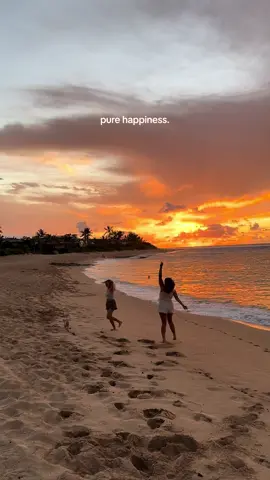 choosing happiness 🤍 #fyp #ocean #explore #sunset #oahu #beachsunset #friendship #foryou #nature #adventure #hawaii 