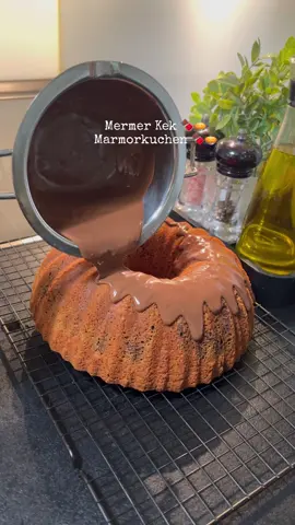 🍫🥧 MERMER KEK 🥧🍫 • 🥧Tarif: 3 yumurta  1 su bardağı şeker  Yarım su bardağı sıvıyağ  1 su bardağı süt 2,5 su bardağı un 1 paket kabartma tozu 2 tepeleme yemek kaşığı kakao 3 yemek kaşığı süt 🥧üzeri için: Eritilmiş sütlü çikolata  🥧yapılışı: Şeker yumurta çırpalım. Süt sıvıyağ  ilave edip devam çırpalım. Un ve kabartma tozu ilave edip çırpalım. Kek kalıbına hamurun 3/4 dökelim. Kalan kek hamuruna kakao ve süt ekleyelim çırpalım. Öteki hamurun üzerine döküp çatal ile karıştıralım. 45 dakika 180 derecede alt üst ayarda pişirelim. Kekin üzerine eritilmiş çikolata dökelim. Afiyet olsun 🥰 • • 🍫🥧 MARMORKUCHEN 🥧🍫 • 🥧Rezept: 3 Eier 1 Glas Zucker  Halbes Glas Öl  1 Glas Milch 2,5 Glas Mehl 1 Pkg Backpulver  2 gehäufte Esslöffel Backkakao  3 Esslöffel Milch 🥧zum dekorieren: Geschmolzene Vollmilchschokolade  🥧Zubereitung: Zuerst die Eier mit Zucker mixen. Milch und Öl zugeben und weiter mixen. Mehl und Backpulver zugeben und mixen. 3/4 von dem Teig in den Kuchenform gießen. Rest Teig mit Backkakao und Milch mixen. Zu dem anderen Teig gießen. Mit einem Gabel vermischen. Im vorgeheizten Ofen bei 180 Grad für 45 Minuten backen.  Zum Schluss auf den Kuchen geschmolzene Vollmilchschokolade gießen. Guten Appetit 🥰 • • #choco #schoko #cikolata #mermerkek #marmorkuchen #kek #bake #baking #food #foodblogger #foodblog #goodfood #instafood #instagood #viral #goviral #fy #fyp #foryou 
