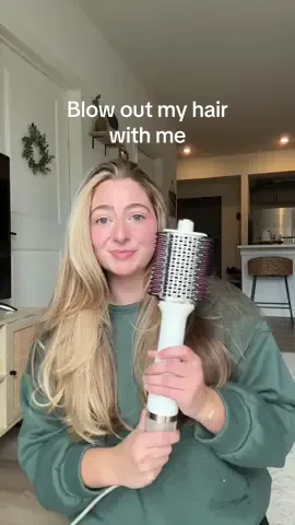 Why does my face look like a tomato when I blow dry my hair 😅 anyway…actually super impressed by this blowout brush #blowouthairtips #blowoutbrushtutorial #sharkbeauty #hairblowoutbrush 