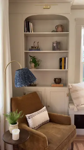 Solid wood bookcases turned into DIY built-ins bookshelves is live on my blog paintingbythepenny.com #builtinbookshelves #diyproject #bookshelves #interiordesign #homedecor #homedesign 