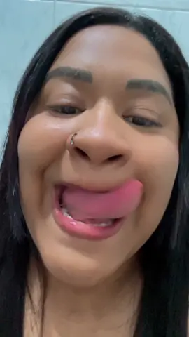 #smelling #smellinglipglossgirl #tongue #longtongue #tonguetricks #lips #tonguetok 