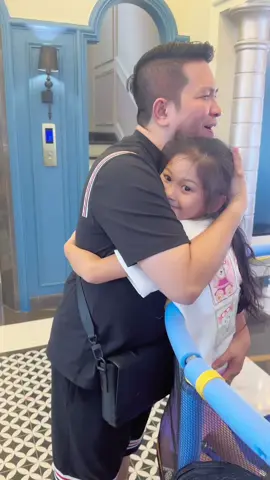 Ba biết các con buồn dữ lắm nhưng thôi ráng đi chứ biết sao giờ 😬