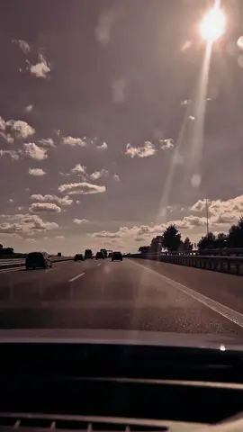 Wer kommt mit? 🙃 Einfach raus... Schönes Wochenende 🫶 #ichhauabeinfachso #rausausdemalltag #allesstehnundliegenlassen #meinherzwillwiederfliegen #einfachso #wiederkraftsammeln #aufunddavon #wochenende #endlichfreitag #fy #fyp 