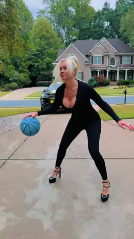 Rate this crossover 1-10 👀 Keep in mind I’m blonde & have on heels 😂  #Basketball #Blonde #Barbie #Black #Heels #StephCurry #NBA #Highlights #Sports #Girl #Funny #Humor #Comedy #Viral #Video 