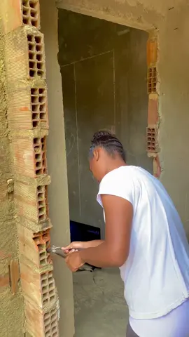 Quebrando a porta da sala para acabar de rebocar  #rebocododia #rebocodequalidade #rebocodeparede #meular #construction #obras #casaemconstrução #sonho #fyp #foryoupage 