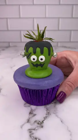 FRANKEN BERRIES 💚🖤🍓 whos next? #cupcake #frankiestein #HalloweenTreats #halloweentok #chocolatestrawberries 