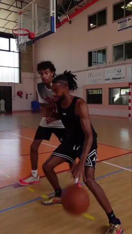 Apprends le move le plus facile au poste 🫡🤌🏾#basketball 