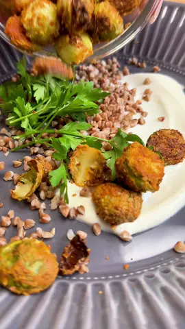 @Julia Klein Rezept & mehr ⬇️ Marinierte Rosenköhlchen, so gut & so gesund! 🤤😍 💡Rosenkohl kann sich in einer entzündungshemmenden Ernährung lohnen, da er reich an Antioxidantien ist und potenziell entzündungshemmende Wirkungen hat. Er liefert wichtige Nährstoffe und Ballaststoffe für eine ausgewogene Ernährung, die zur Reduzierung von Entzündungen beitragen kann. 💡Gesundheitliche Vorteile von Rosenkohl: - Reich an Ballaststoffen und Vitaminen (C, K, B6, Folsäure) - Hoher Gehalt an Antioxidantien - Unterstützt die Immunfunktion - Förderlich für die Verdauung und Herzgesundheit Zutaten: - 300 g Rosenkohl - 2 EL Tahini (Sesampaste) - 1 TL Paprikapulver - 1/2 TL Knoblauchpulver - Prise Salz Anleitung: 1. Den Rosenkohl vorbereiten: Wasche und halbiere die Rosenkohl-Röschen. 2. In einer Schüssel das Tahini, Paprikapulver, Knoblauchpulver und eine Prise Salz vermischen. 3. Die Rosenkohlhälften in der Mischung wenden, bis sie gleichmäßig mariniert sind. 4. Den marinierten Rosenkohl auf ein Backblech legen. 5. Backe sie im vorgeheizten Ofen bei 200 Grad Celsius (Umluft) für etwa 20-25 Minuten oder bis sie knusprig und gar sind. 6. Serviere die marinierten Rosenkohl-Röstchen nach Belieben, zum Beispiel auf Buchweizen & Joghurtalternative.  #entzündungshemmend #rheuma #entzündung 