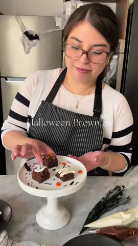 Brownies para nuestra carta edición especial de Halloween 🎃 Pueden hacer sus pedidos al Whatsapp 926850498  #halloweenbrownies #reposteria #pastelería #Vlog #bakerylife #undiaconmigo #spookytreats #postreshalloween 