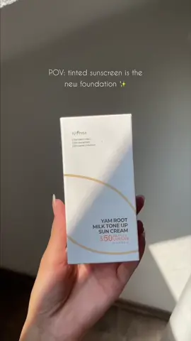 [Isntree] Yam Root Milk Tone Up Sun Cream🍠☀️ ជាប្រភេទ physical tinted sunscreen ដែលចម្រាញ់ចេញពី yam root extract និងមានជាតិ foundationដែលអាចធ្វើជាទ្រនាប់មុន makeup បាន។ • SPF50+ PA++++ • អាចប្រើបានគ្រប់សម្បុរស្បែក និងជួយបិទបាំងស្នាមបានខ្លះ • សាច់ស្រាលល្មមងាយស្រួលលាបចូលស្បែក • ជួយផ្តល់សំណើម ធ្វើឱ្យស្បែកស ភ្លឺបែបធម្មជាតិ • Hyaluronic Acid 10ប្រភេទ និង Panthenol ដែលជួយផ្តល់ជាតិទឹកដល់ស្បែកបានល្អ  #foryou #fyp #classybeautyofficial #kbeauty #isntreesunscreen 