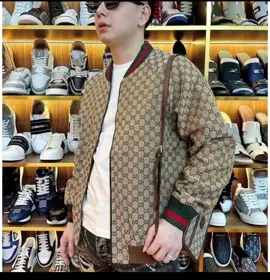 Áo khoác nam guchii cao cấp, áo bomber nam 2 lớp chất liệu mềm mại sang trong và sành điệu có giá dưới 199.000₫ Hãy nhanh tay - Khuyến mại kết thúc vào ngày mai!