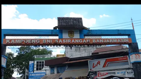 Jika beberapa kota besar di Jawa memiliki Kampung Batik, Banjarmasin punya Kampung Sasirangan. Letaknya di Jalan Seberang Masjid, Kota Banjarmasin, Kalimantan Selatan. Kampung ini dibentuk pemerintah setempat sebagai destinasi wisata sekaligus sentra produksi kain khas Kalimantan Selatan yang disebut kain sasirangan. Di sini kita bisa berbelanja atau melihat langsung proses pembuatan kain dengan beragam motif dan warna yang menawan. Harga kain sasirangan sendiri yakni berkisar mulai puluhan ribu hingga ratusan ribu rupiah. Sementara untuk sasirangan dalam bentuk seperti sandal, dompet, dan lain sebagainya, harganya dipatok mulai Rp10.000 hingga ratusan ribu rupiah. Karena harganya yang terjangkau, tak jarang banyak wisatawan yang memborongnya untuk oleh-oleh. Mari kita lestarikan kain sasirangan dengan kita menggunakan sasirangan merupakan bentuk cinta kita terhadap UMKM daerah kita sendiri. #Gemasababjm @gemasaba_bjm #PKB2024 #UMKMbanjarmasin #DaripemudauntukUMKM #Sumpahpemuda2023