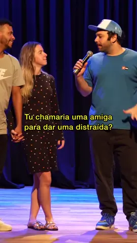 tu chamaria uma amiga pra dar uma distraída 😂 #casal #standupcomedy #raphaelghanem #standupcasal #humorcasal #comediadecasal #casalengracado #comediacasal #humor #humorsolteiro #solteiro #rindo #entrevistacasal 