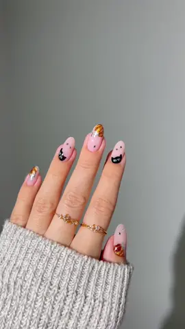 🪄🐈‍⬛✨🎩🎃 Trick or treat?  Kittens and pumpkins, a purrfect combo for a spooky delight ✨ *all products are linked my amzn in the bio, orange velvet gel is Pawmpkin from Daily Charme  _____ #halloweennails #blacknails #spookynails👻🎃 #glitternails #nails #cutenails #catnails 