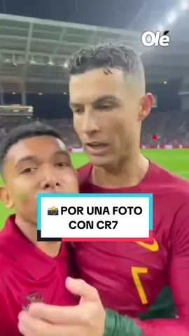 👀 ¡LA SECUENCIA DE CÓMO UN HINCHA INVADIÓ EL CAMPO DE JUEGO PARA SACARSE UNA FOTO CON CR7! #cristianoronaldo #eliminatorias #hinchada #TikTokDeportes #portugal 