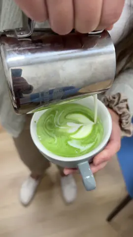 hot matcha latte art time! #matcha #hotmatcha #matchadrink #matchalatte #latteart 