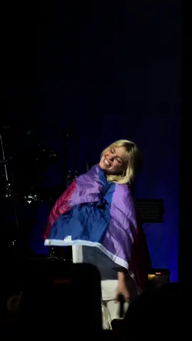 so proud of u 🥹 @reneé #reneerapp #snoehardfeelingstour #concert #bisexual #renee #meangirls 