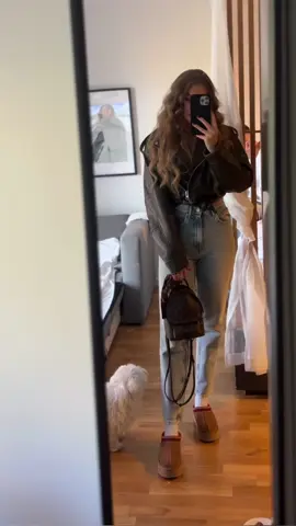 #outfitideas #outfit #momjeans #tazz #ugg #saturdayvibes #fyp #foryou ☕️🍂