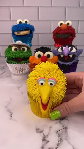 BIG BIRD 💛 cupcake sandwiches #cupcake #bigbird #sesamestreet #cakedecorating #cakeartist #bakinghacks 