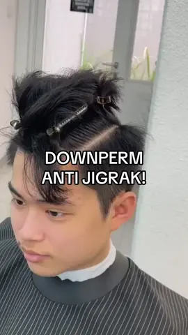 Downperm di rambut jigrak. Proses kurang lebih 1 jam. Paling pas downperm di rambut jigrak yang mau coba hairstyle comma hair atau curtain hair tapi nggak mau samping nya panjang banget. Bener-bener solusi selain potong rambut aja. #hairstyle #gayaditiktok #hairtok #downperm 