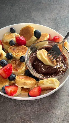 🍌 Mini Bananen Pancakes 🥞                                                          ⬇️ Zutaten ⬇️                                                                            → 2 Bananen → Teig - 1 Ei - 1 EL Sonnenblumenöl - 200 ml Milch - 1 EL Zucker - 8 g (1 Packung) Vanillin-Zucker - 1 Prise Salz - 150 g Mehl - 16 g (1 Packung) Backpulver → Etwas Sonnenblumenöl 1. In einer Schüssel Ei, Sonnenblumenöl, Milch, Zucker, Vanillin-Zucker und Salz in einer Schüssel verrühren 2. Mehl und Backpulver hinzugeben und zu einem Teig verrühren 3. Bananen in Scheiben schneiden, in den Teig tunken und anschließend in der eingeölten Pfanne bei mittlerer Hitze von beiden Seiten für jeweils 3 Minuten ausbacken #fyp #essen #kochen #pancakes 
