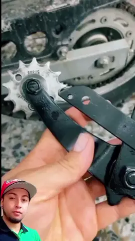 🏍️ ¿Harto de tensionar la cadena de tu moto constantemente? Yo también lo estaba, ¡pero decidí tomar cartas en el asunto! 💡 Desarrollé un tensor casero para mantener mi cadena siempre en perfecto estado, ¡sin ajustes constantes! 🤯 🔩 Ajusté este ingenioso dispositivo en el lugar donde solía estar el protector de la cadena.   ¡Hecho por un motociclista, para motociclistas! 🤞 #Moto #TensorDeCadena #IngenioMotero #SoluciónCasera