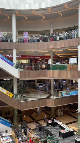 Siapa KRB Lovers yang dateng juga ke Bandung X Beauty?? Serame ituuu MinRa dateng kesana belanja dan dapetin freebies yg banyak! Ga lupa ootdnya pake produk dari Kerudung Rajutan Bandung dong🤭 komen dong siapa aja yang udah dateng ke BXB✨🛍️ #kerudungrajutanbandung #bandungxbeauty #bandungxbeauty2023 #bxb #bxb2023 #fdxbeauty2023 #eventbandung #bandung #rajut #knit #fashion #OOTD #lokal #fyp #beauty 