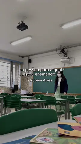 Esse é meu último dia dos professores como estudante de Pedagogia e, por acaso, reencontrei durante a semana esse trecho de uma entrevista do Rubem Alves, educador e escritor brasileiro, que me deixou reflexiva. 💭 Vejo o professor como aquele que oportuniza novos horizontes, que media o conhecimento, que aprende com as suas crianças e com as vivências que elas trazem. É aquele que reflete sobre sua própria prática, que se reencontra com a criança que foi e desconstrói velhos hábitos para construir algo novo com os alunos. 👩‍🏫 Essa é a profissão que dá base para todas as outras. Não é simples e muito menos fácil. Tem muita luta envolvida nesse processo, mas é uma profissão transformadora e impactante! 🫶 Agradeço todos os professores e professoras que passaram pela minha vida. Sem vocês, eu não estaria aqui. Feliz dia dos professores! Vocês merecem muito! 💐 Aproveito para homenagear minha avó Ruth, que foi a primeira professora a me inspirar em escolher a docência. Obrigada por tocar minha vida com tanto afeto e me guiar com muita sabedoria! 🏫 Agradeço também as professoras com quem faço meu estágio na rede municipal de Campinas. Vocês me inspiram todos os dias e suas práticas pedagógicas baseadas na afetividade, transformação e justiça social me impactam! Obrigada por me acolherem em suas turmas! 🫶 Feliz dia 15/10, flores! 💐
