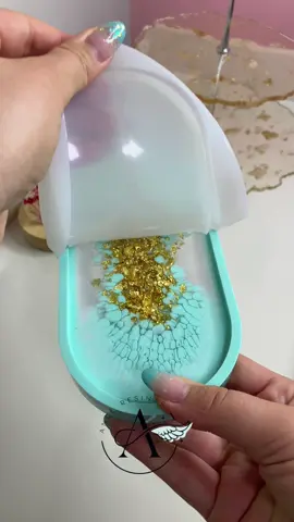 Produção da nossa mini bandeja 😍 #arteemresina #ArtesanatoNoTikTok #coisasderesina #resinart #CoisasFeitasAMão #resinaepoxi #ArteEmResina #presentefeitoamão #moldesdesilicona #eternizandomomentos #bandeja #bandejaderesina 