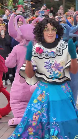 Mirabel pour la première fois à Disneyland Paris 🦋 #disneyfan #encanto #disneylandparis #diqney100 