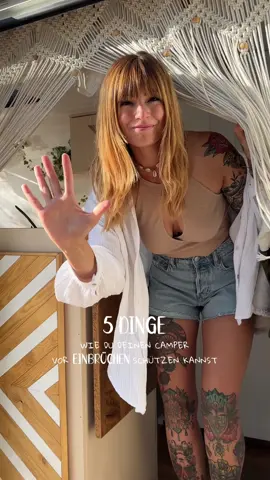 Wie sicherst du deinen Camper? 🔐 Als mir damals mein Solarpanel mitten in der Stadt vom Dach entwendet wurde, hatte ich jedesmal ein ungutes Gefühl den Camper unbeaufsichtigt stehen zu lassen 👀 Da kann man sich schon echt verrückt machen und es war für mich immer etwas unentspannt den Camper abzustellen, selbst wenn ich immer alle Wertsachen mitnehme. Die Fahrertüren von Transportern können teilweise in nur wenigen Minuten mit einem Schraubenzieher 🪛 geöffnet werden. Daher bekam der Camper ein Sicherheitsupdate! Für die Türen nutze ich den Einbruchschutz von SOLIDfy® und den Camper selbst sichere ich zusätzlich mit einem Lenkradschloss ab. In Städten schaue ich mir die Umgebung genauer an, bevorzuge überwachte Parkplätze und lese mir vorab kurz ein paar Kommentare von anderen Vanlifern in Apps wie Park4Night durch. Außerdem achte ich sehr drauf meine Storys etwas zeitversetzt hochzuladen. So wissen mögliche Einbrecher nicht, wo man sich befindet oder ob man ggf. mehrere Stunden vom Auto weg ist❗️ Hast du noch weitere Tipps? Oder machst du dir da nicht so viele Gedanken? ________________________________________ #vanconversion #reisehacks #campinghacks #einbruchschutz #campereinbruch #vanumbau #campervan #vanlife #vanlifeideas #diyprojects #diycamper #homeonwheels #safety #safetyfirst #vanbuild #vanlifeeurope #camperhacks #vanlifehacks #reelsinstagram #reelsoninstagram #viral #reelsviral #camperlifestyle #vanlifeproject #diyproject #safespace 