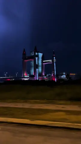 Kilat dekat drawbridge terengganu. Rekod saja2 nak view malam drawbridge lawa lampu warna warni. Sekali kilat datang 🫠⚡️⚡️ 🙏🏻. Tengok part kilat seriau eh 🥹 #terengganu #foryou #fypシ #biarpatahhatiku #healing #drawbridgeterengganu 