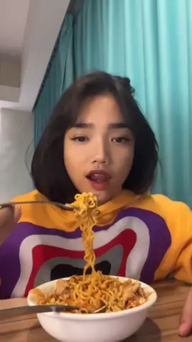 Makan seblak #fujian #fujimukbang #seblak #seblakceker #bikinngiler #viral #mukbangvideo #fyp #mukbang #asmr #viralvideo 