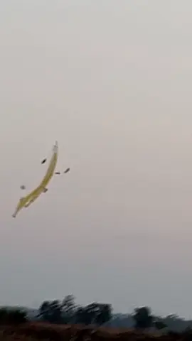 sore sore ada kecelakaan layangan sampek patah kawan#fypシ゚viral #lucu #viralvideo #layangan