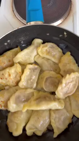Warmińskie dzyndzałki z wołowiną. Składniki: ciasto: 500 g mąki pszennej, 180 ml cieplej wody 1 jajko łyżka oleju. Farsz: 400 g wołowego ( zrazowego) 150 g słoninki lub tłustego boczku, 2 ząbki czosnku, łyżeczka majeranku, sól pieprz. Od wypłynięcia gotujemy Ok 7-8 min zależy od grubości pieroga. #pierogi #pierogizmiesem #пельмени #kuchniawarmińska #warmia #kuchniapolska #tradycja #wołowina #obiad #обід #przepis #przepisy #jedzenie #gotowanie 