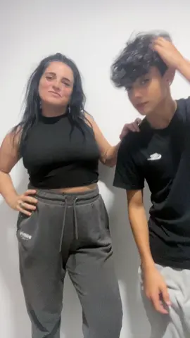 Y aki dwspues de 2 años repetimos nuestro promer tik tok juntos !!!! Cuanto creciste madreee!!!!!! Mirar los anteriores videos el del 2021@izanperzz__ 